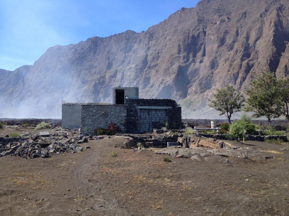 Das Haus von Theo Montrond, kurz bevor die Lava es erreicht. Foto: Theo Montrond